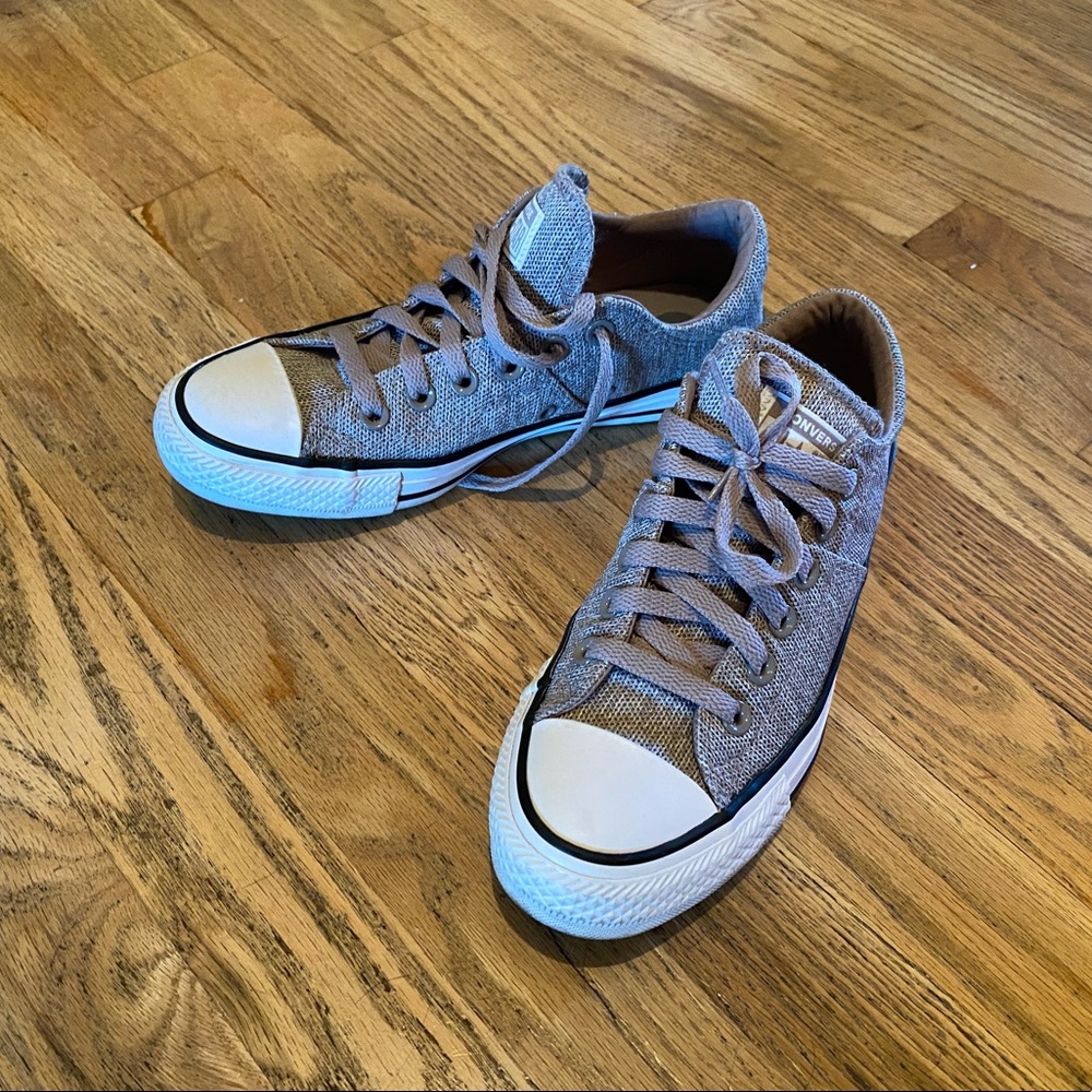 Converse women’s size 7 low top. Slightly padded tongue. Worn 2x